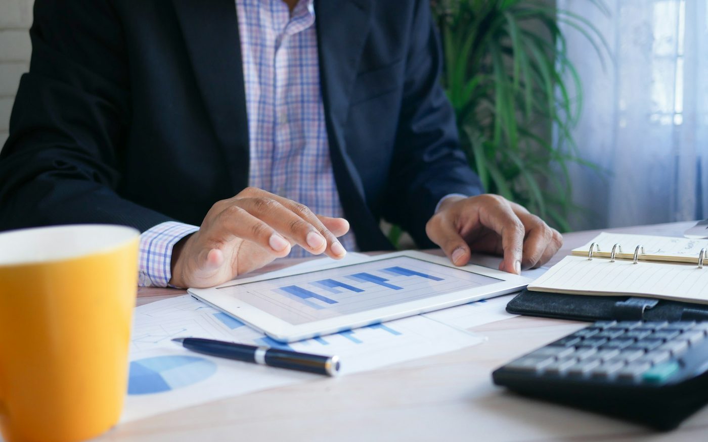Equipe financeira trabalhando em escritório