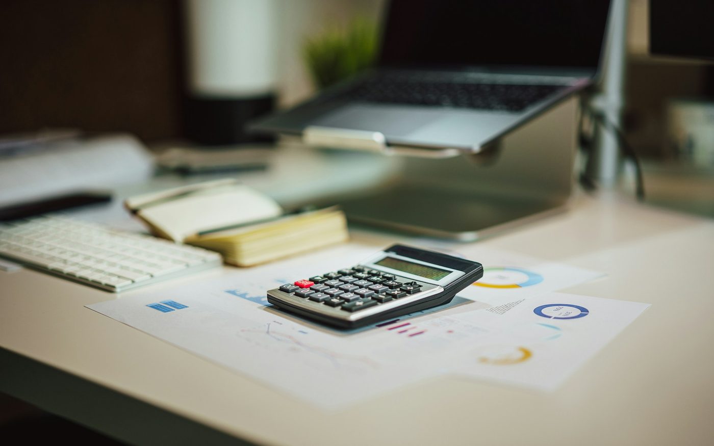 Relatórios financeiros e calculadora sobre a mesa