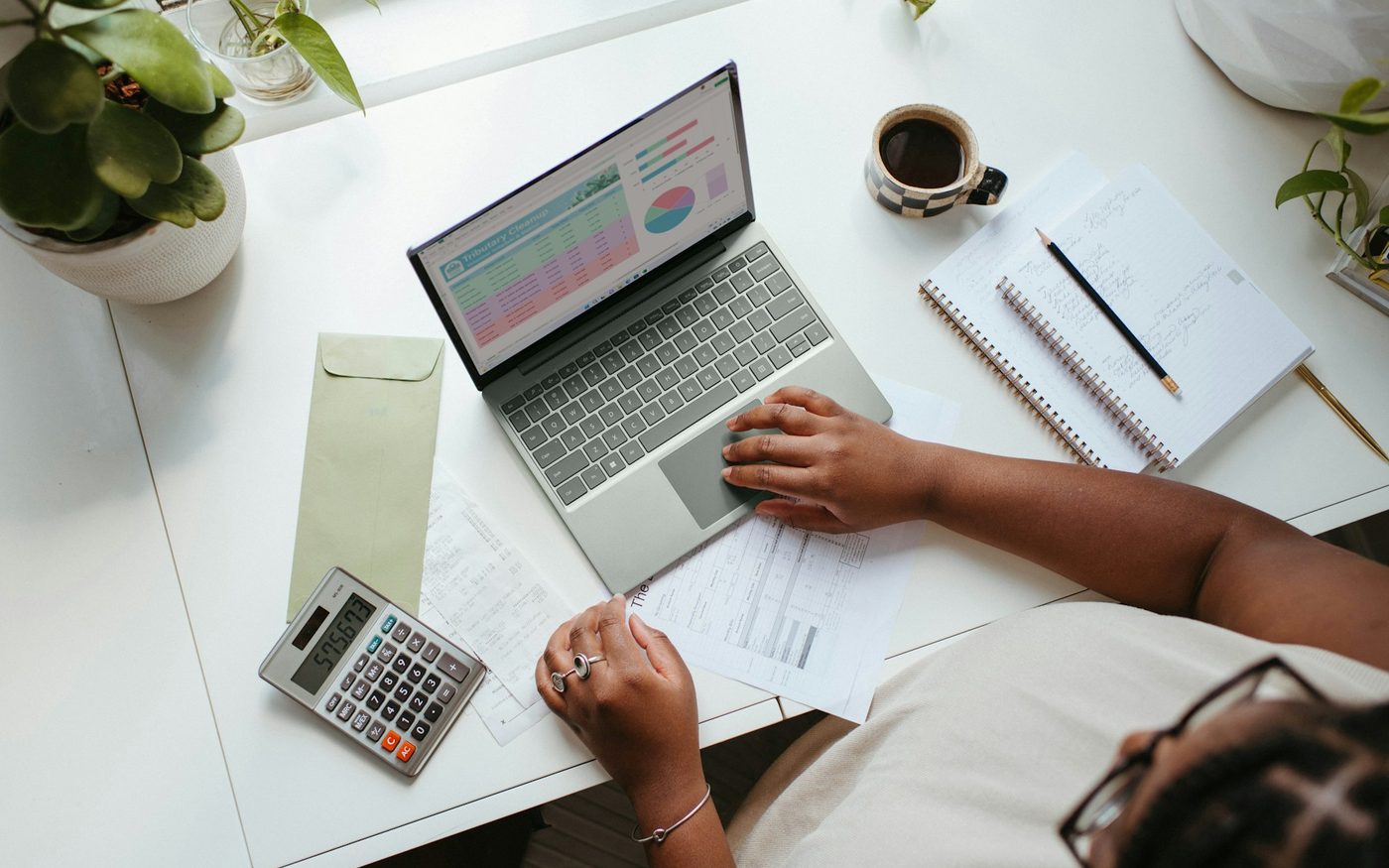 Gráficos de indicadores financeiros em um notebook