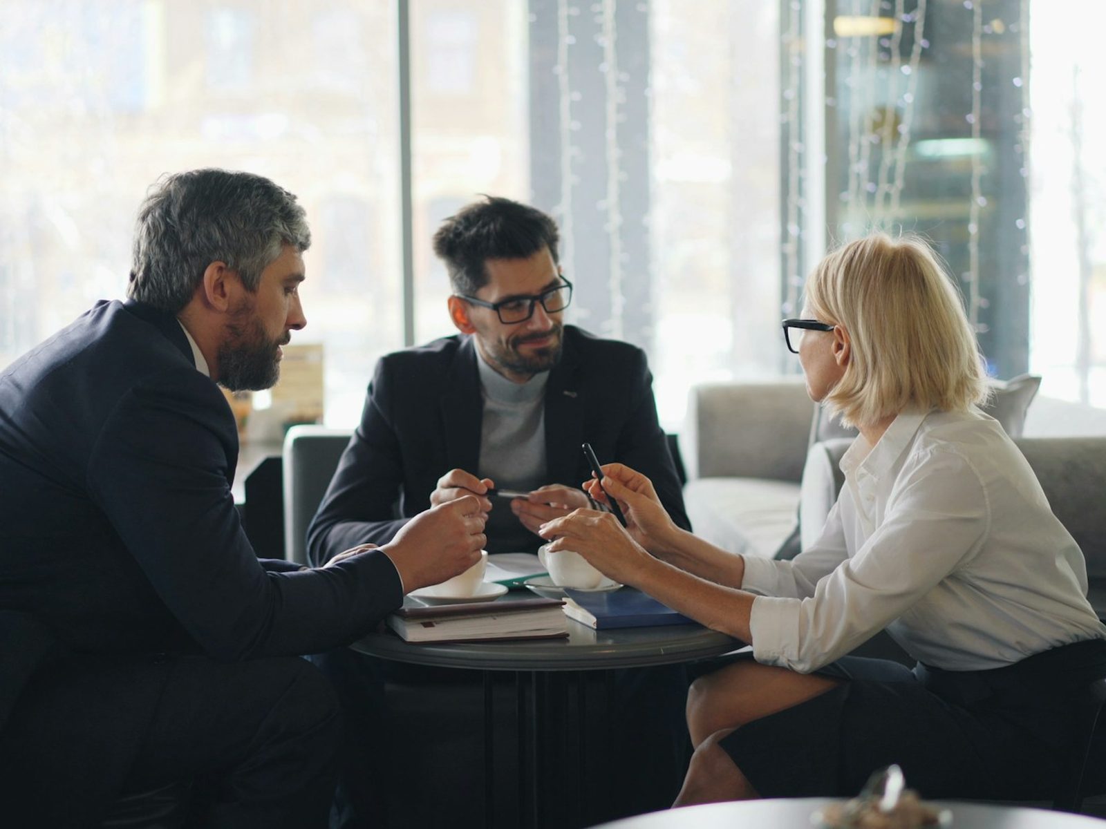 Consultor financeiro FINSAFE em reunião com empresário
