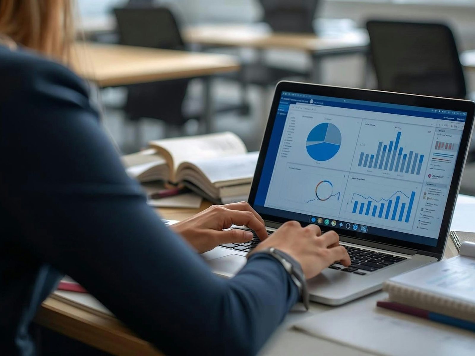 Empresária acompanhando os indicadores financeiros no APP FINSAFE